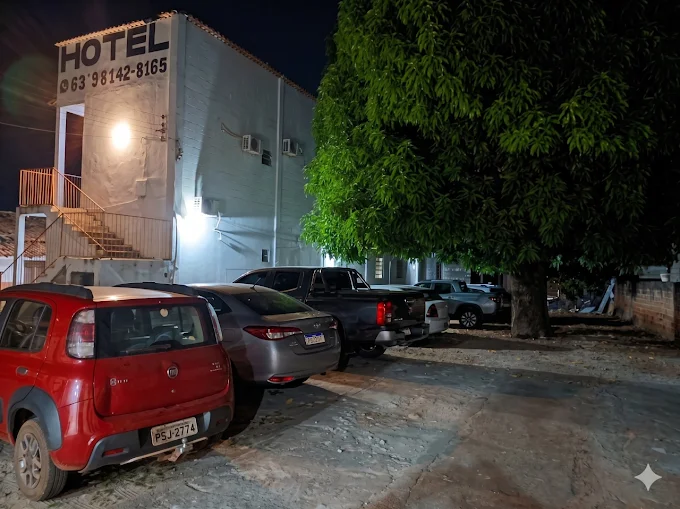 Estacionamento do hotel à noite