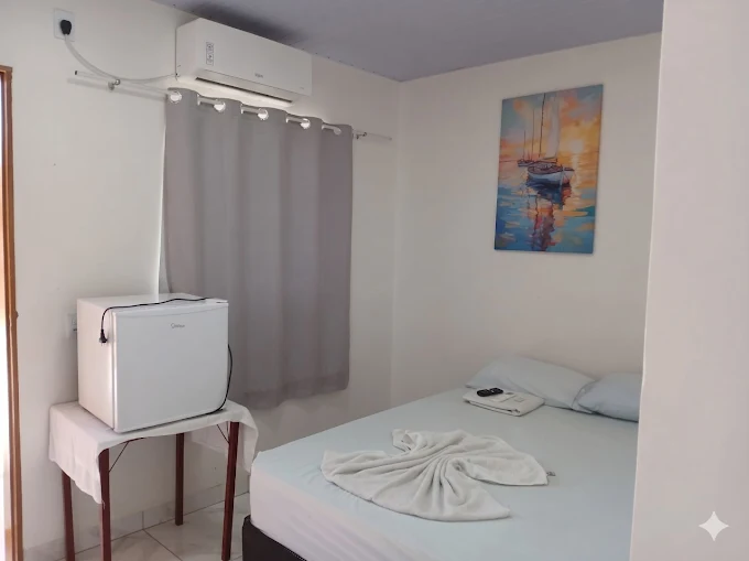 Quarto com cama de casal, ar-condicionado e frigobar
