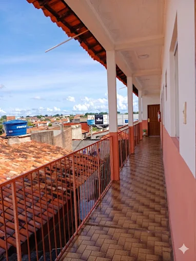 Varanda do segundo andar com vista da cidade